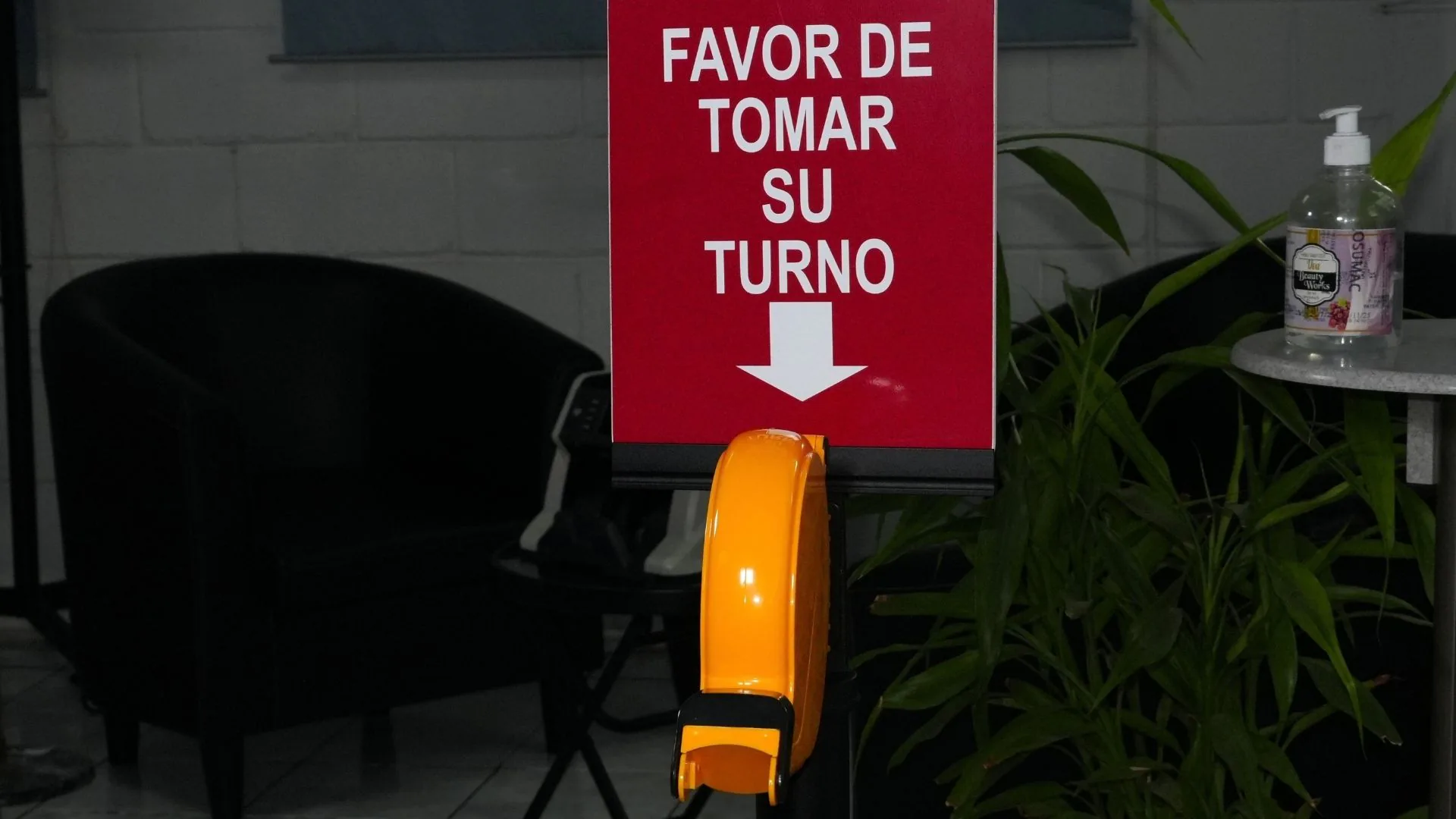 Sistemas de turnos 11 Kit toma turnos con su letrero y su dispensador en la sala de espera de la tienda de Bertech.