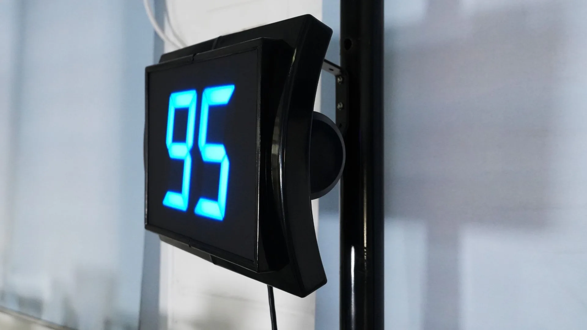 Sistemas de turnos 9 Pantalla del kit toma turnos mostrando el número 95, montada en un poste.