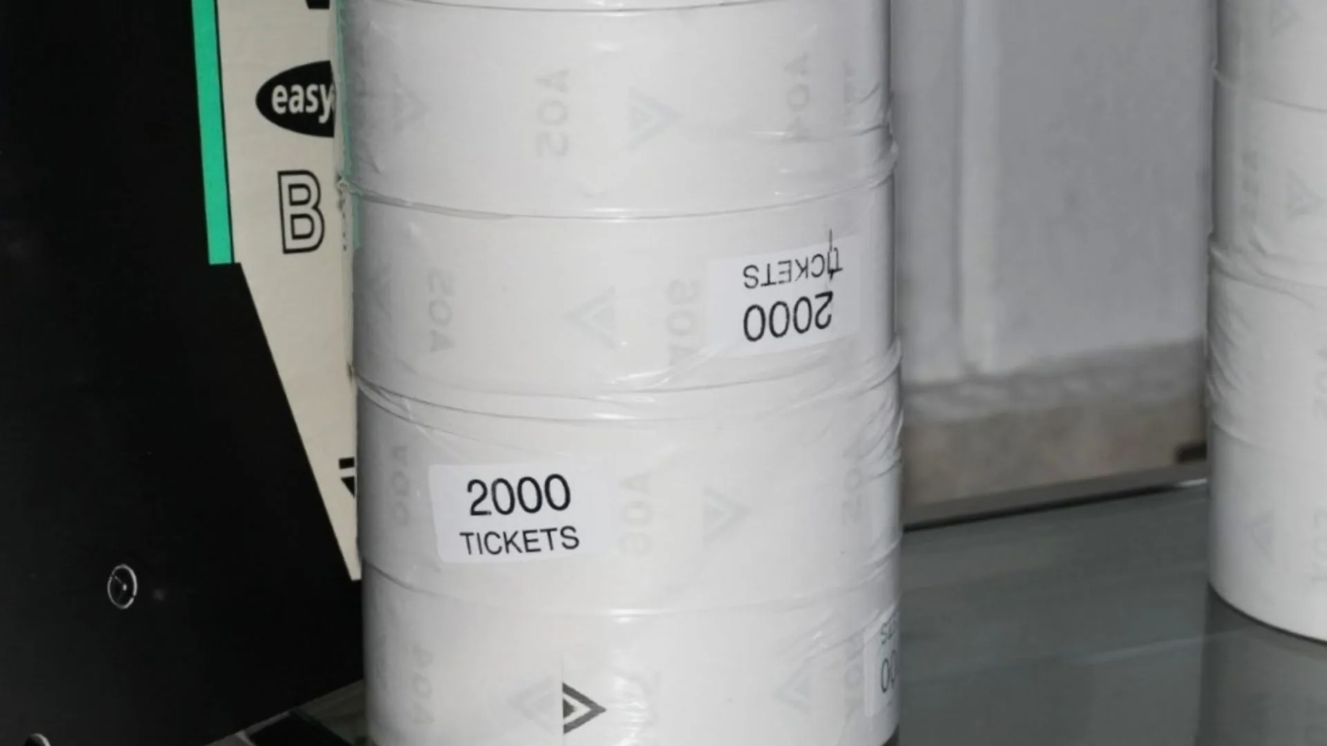 Sistemas de turnos 10 Rollos de 2000 tickets del kit toma turnos EASYTURN, junto a su caja.