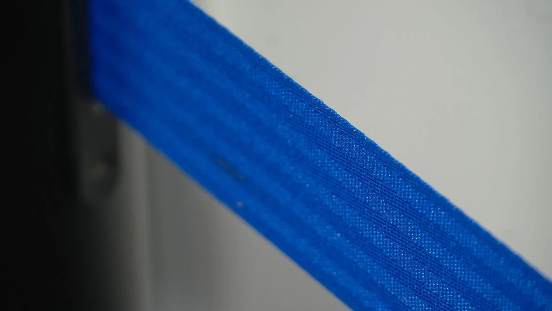 Accesorios para postes de fila 3 Cinta retráctil azul de un poste de fila sencillo, vista de cerca.